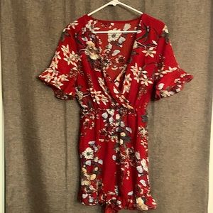 NWT GORGEOUS LIGHTWEIGHT VNECK ROMPER